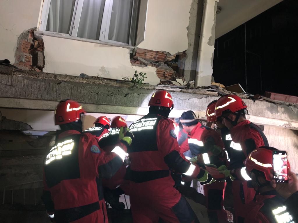Büyükşehir Ekipleri Depremden 26 Kişiyi Kurtardı