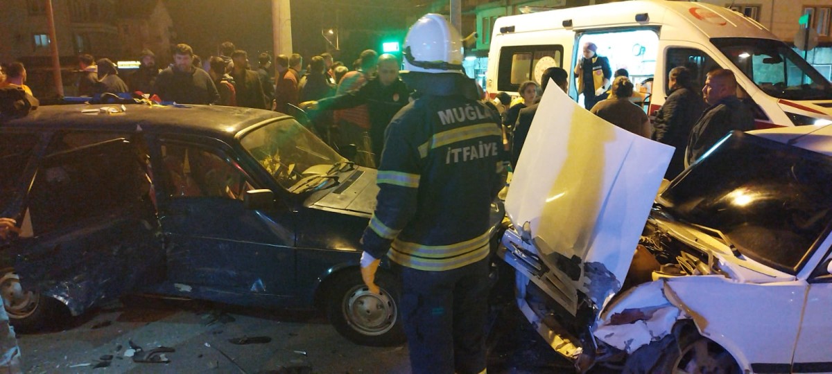 İki otomobil çarpıştı: Kazada 10 kişi yaralandı!