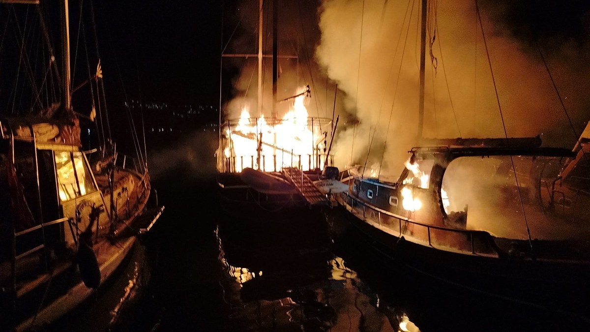 Yangında 4 teknede hasar oluştu