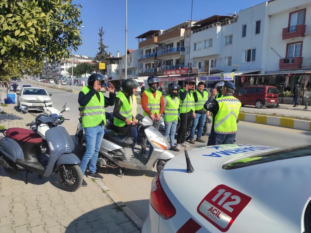 Milas’ta Motosiklet Sürücülerine Reflektörlü Yelek Dağıtıldı