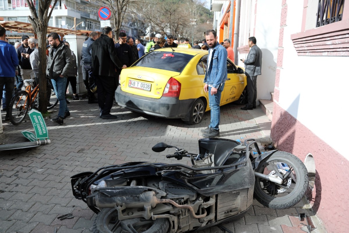 Kalp krizi geçiren taksici önce motosiklete ardından kan merkezi binasına çarptı