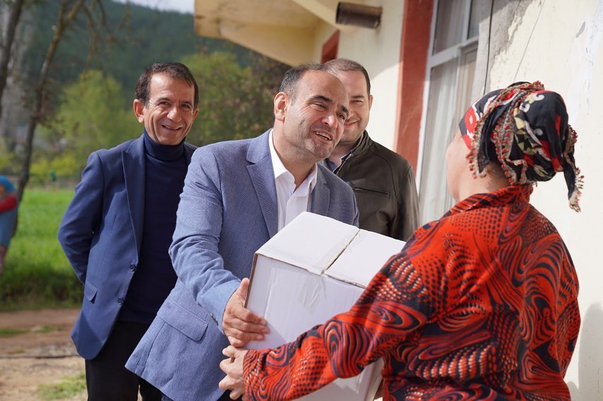 Başkan Akdenizli Yardım Kolilerini Elleriyle Dağıtıyor