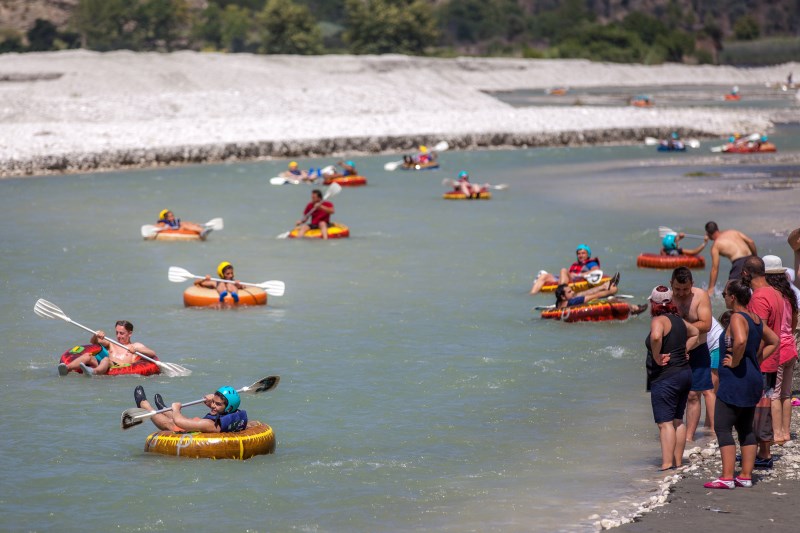 Sıcak Havalardan Bunalan Tatilciler Raftingle Serinliyor