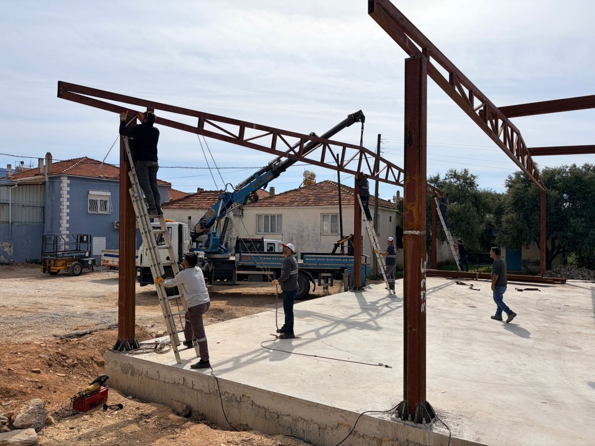 BELEDİYE EKİPLERİ ŞEHRİN DÖRT BİR YANINDA: MODERN SOSYAL ALANLAR VE YENİLENEN YOLLARLA KONFOR ARTIRILIYOR