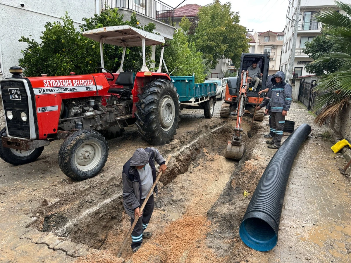 SEYDİKEMER BELEDİYESİ EKİPLERİ YAĞIŞIN ARDINDAN SAHADA