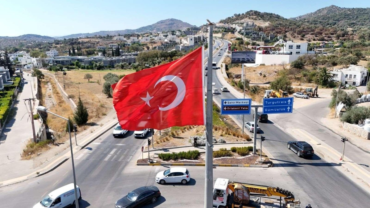 “Bodrum Belediyesi Bayrak Direklerinde Planlı Bakım Tamamladı”