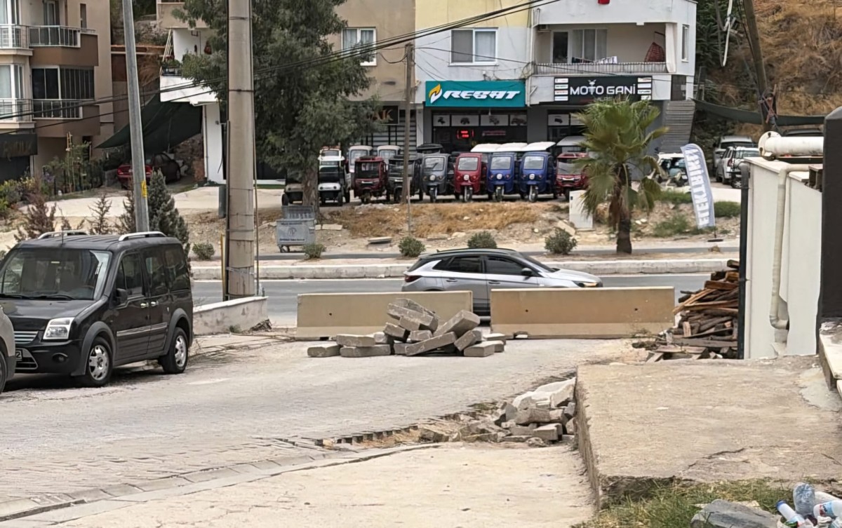 MİLAS GÜNEŞ MAHALLESİ’NDE YOL KAPATILDI : VATANDAŞLAR AÇIKLAMA BEKLİYOR